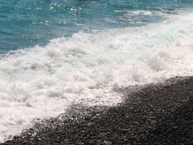 Güçlü açık deniz dalgaları kıyıdaki dinlenme alanına düşüyor.