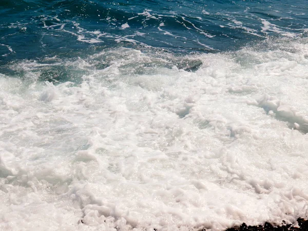 Krachtige Heldere Zee Golven Vallen Kust Recreatiegebied — Stockfoto