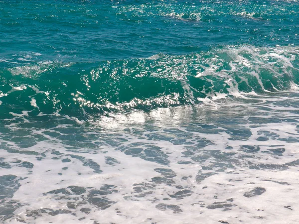 Ondas Marítimas Claras Poderosas Caem Área Recreação Costeira — Fotografia de Stock