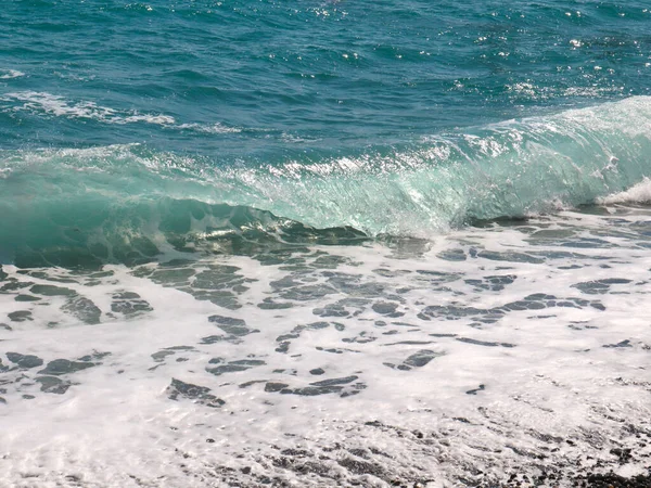 強力な透明度の高い海の波が沿岸レクリエーションエリアに落ち — ストック写真