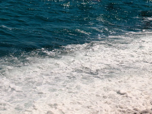 Ondas Marítimas Claras Poderosas Caem Área Recreação Costeira — Fotografia de Stock