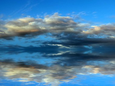 Temiz su yüzeyinin üzerinde harika bir akşam.