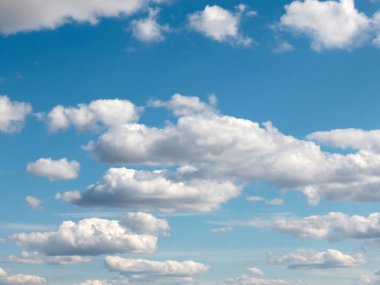 Cennetin bir parçası olarak güzel bulutlu gökyüzü