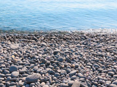 Güzel çakıl taşı plajı ve deniz dalgaları 
