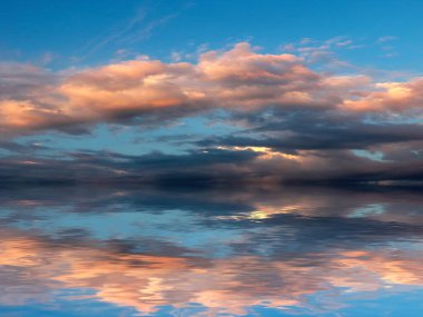 Akşam bulutlu gökyüzü deniz yüzeyinin üstünde
