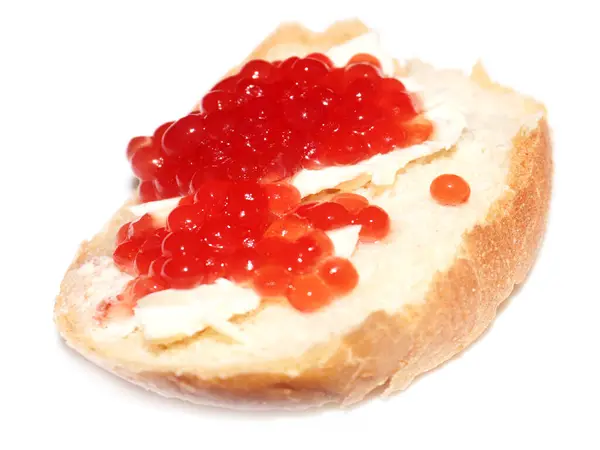 白パンとバターの上のサーモンキャビア — ストック写真