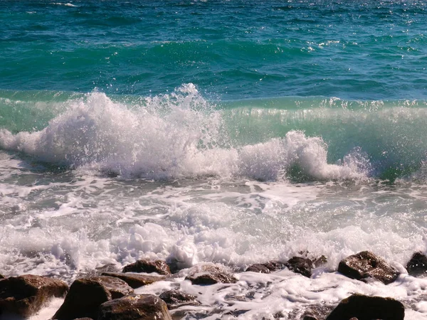Güzel Çakıl Taşı Plajı Deniz Dalgaları — Stok fotoğraf