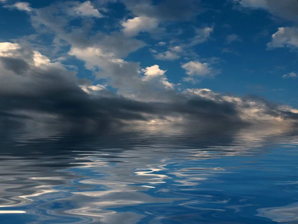 Βράδυ Συννεφιασμένος Ουρανός Πάνω Από Την Επιφάνεια Της Θάλασσας — Φωτογραφία Αρχείου