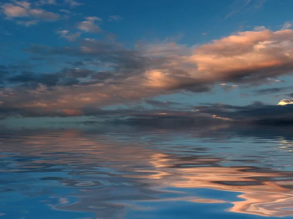 Вечернее Облачное Небо Над Поверхностью Моря — стоковое фото