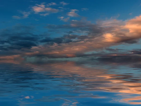 Akşam Bulutlu Gökyüzü Deniz Yüzeyinin Üstünde — Stok fotoğraf