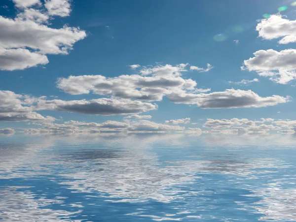 穏やかな海の表面の上の美しい晴れ曇りの空 — ストック写真