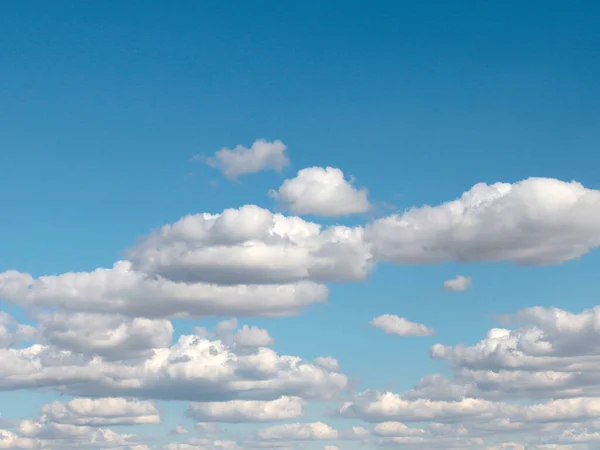 Bellissimo Cielo Nuvoloso Soleggiato Sopra Superficie Dell Oceano Calmo — Foto Stock