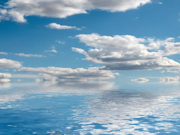 穏やかな海の表面の上の美しい晴れ曇りの空 — ストック写真