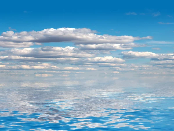 美丽的阳光普照的云天在平静的海面之上 — 图库照片