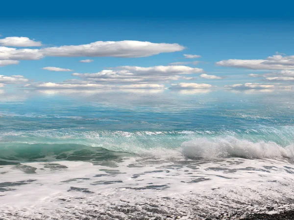 Bela Praia Com Ondas Mar Céu Ensolarado Acima Horizonte — Fotografia de Stock