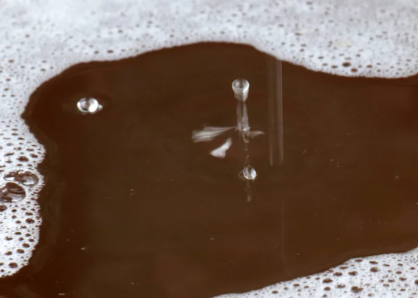 Een Druppel Vuil Water Valt Het Oppervlak Van Vloeistof — Stockfoto