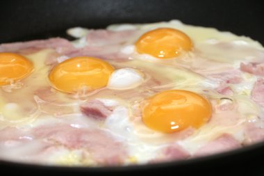 sahanda yumurta ve sosis