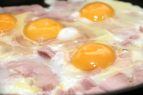 Scrambled eggs and sausage — Stock Photo, Image