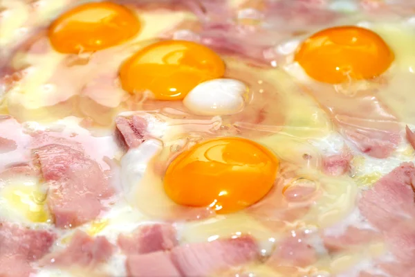 Huevos revueltos y salchichas — Foto de Stock