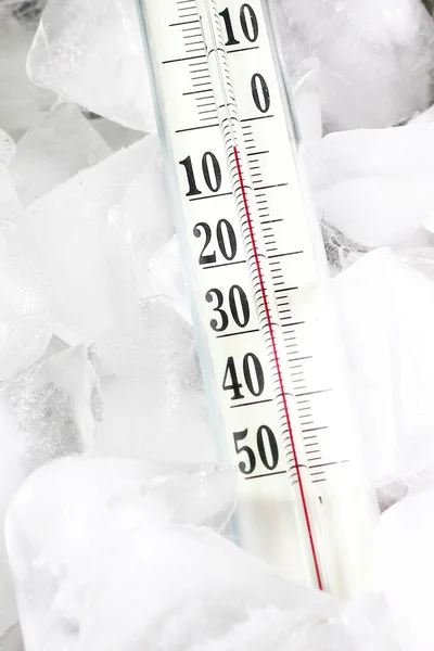 Thermometer and ice — Stock Photo, Image