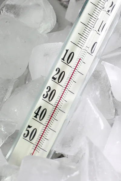 温度计和冰 — 图库照片