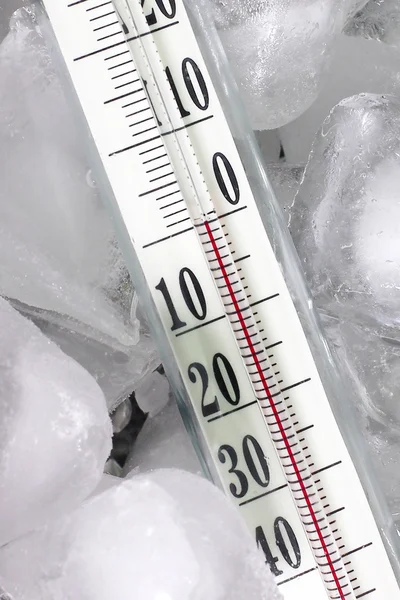 Thermometer and ice — Stock Photo, Image
