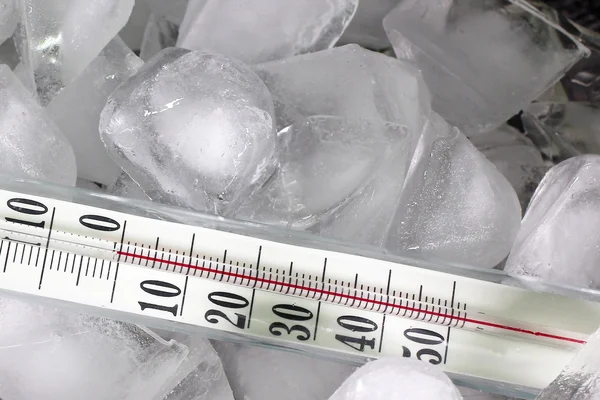 Thermometer and ice — Stock Photo, Image