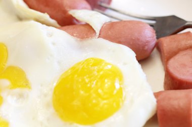 sahanda yumurta ve sosis