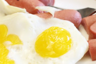 sahanda yumurta ve sosis