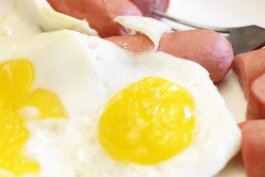 sahanda yumurta ve sosis