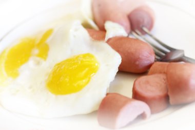 sahanda yumurta ve sosis