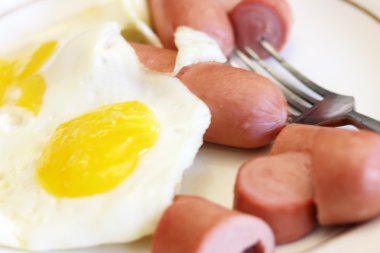 sahanda yumurta ve sosis