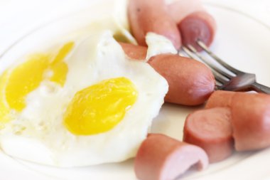 sahanda yumurta ve sosis