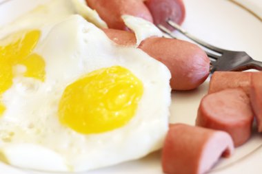 sahanda yumurta ve sosis