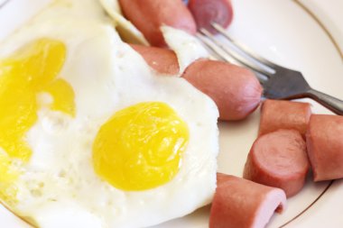 sahanda yumurta ve sosis