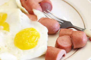 sahanda yumurta ve sosis