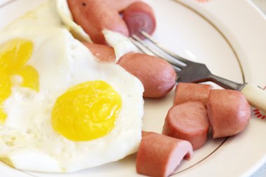 sahanda yumurta ve sosis