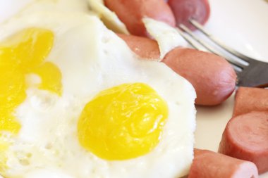 sahanda yumurta ve sosis