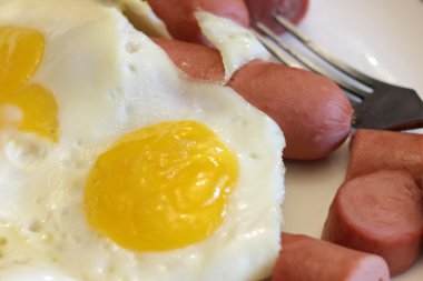 sahanda yumurta ve sosis