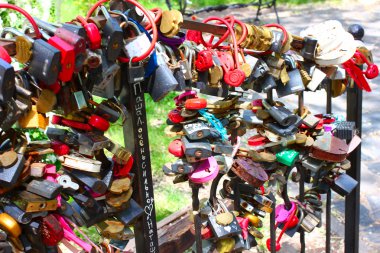 menteşeli kapı kilidi