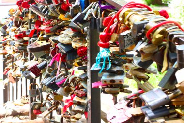 menteşeli kapı kilidi