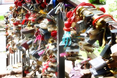 menteşeli kapı kilidi