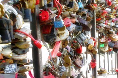 menteşeli kapı kilidi