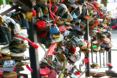 menteşeli kapı kilidi