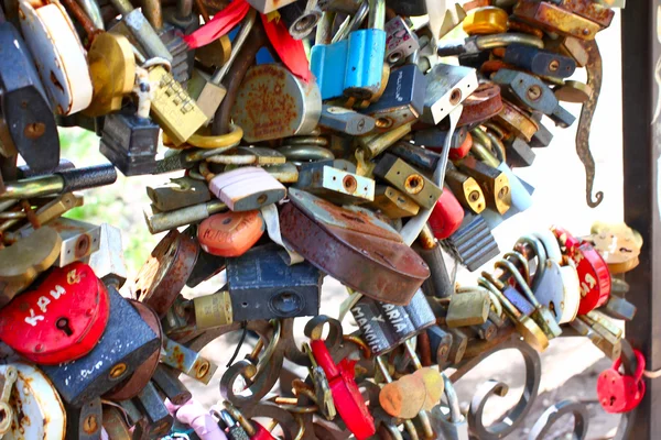 menteşeli kapı kilidi