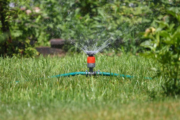 Vatten sprinkler — Stockfoto