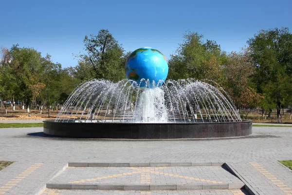 Fontaine dans la ville — Photo