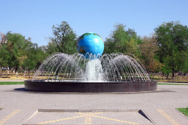 Fuente en la ciudad — Foto de Stock