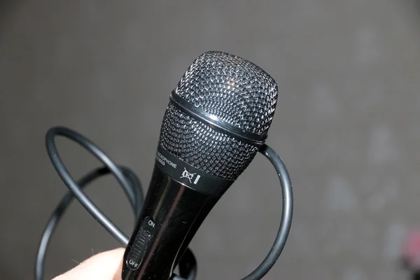 Microphone dans la main — Photo