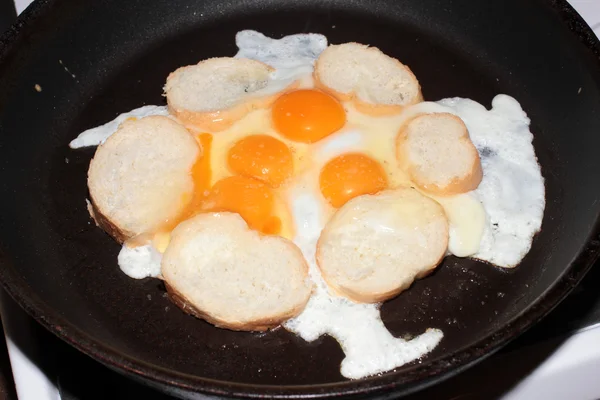 Sahanda yumurta ve ekmek — Stok fotoğraf